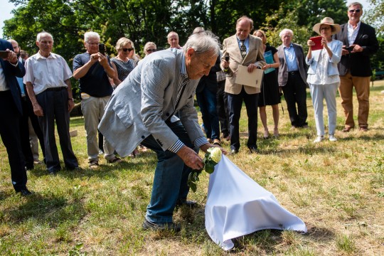 Mischa Wegner, Armin Wegner's son, discovers the stone dedicated to his father 